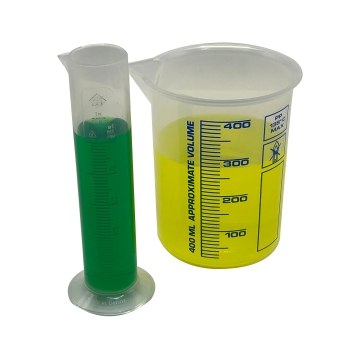 Griffinbecher und Messzylinder mit Inhalt