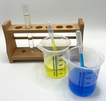 Reagenzglasgestell, Reagenzglas, Griffinbecher mit gelber und blauer Lösung, Pipetten