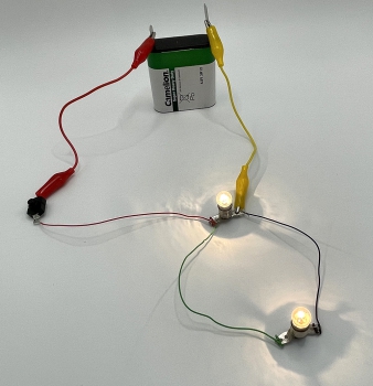 Stromkreis: 2 Lampen parallel + Schalter