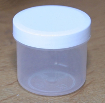 Dose transparent mit Schraubdeckel weiß Füllvolumen 25ml aus Polypropylen (PP), lebensmittelgerecht. PP ist ein bpa-freier Kunststoff. Geeignet für alle Arten von Lebensmitteln bei Langzeitlagerung bei Raumtemperatur u. darunter, inkl. Heißabfüllung bzw.