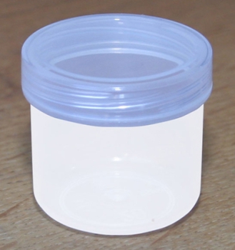 Dose mit Schraubdeckel transparent Füllvolumen 25ml aus Polypropylen (PP), lebensmittelgerecht. PP ist ein bpa-freier Kunststoff. Geeignet für alle Arten von Lebensmitteln bei Langzeitlagerung bei Raumtemperatur u. darunter, inkl. Heißabfüllung bzw. Erhit