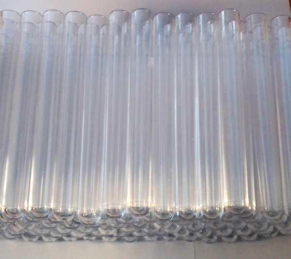 100 Reagenzröhrchen aus Kunststoff Höhe 15 cm, Durchmesser 16 mm - B-Ware zum Sonderpreis, mit leichten Kratzspuren
