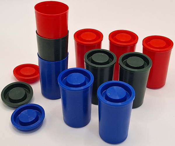 Filmdosen mit Deckel, rot, blau, schwarz
