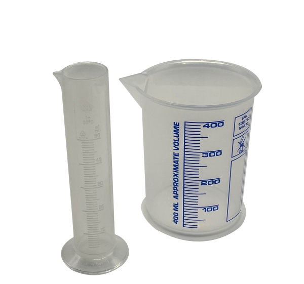 Griffinbecher und Messzylinder ohne Inhalt