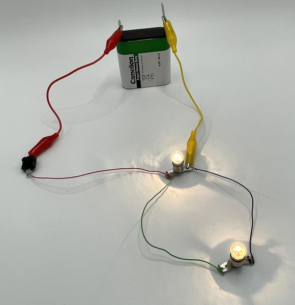 Stromkreis: 2 Lampen parallel + Schalter