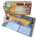 Experimentierset für den Bau einer LED-Taschenlampe. Inclusive 3 LEDs, Kupferband als Leiter, Knopfzellen-Batterie, Vielzweckklammer. Die Kinder können daraus auch ein Schwert, einen Zauberstab, einen Feenstab, einen Bus oder vieles mehr bauen. Der Fantas