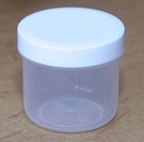Dose transparent mit Schraubdeckel weiß Füllvolumen 25ml aus Polypropylen (PP), lebensmittelgerecht. PP ist ein bpa-freier Kunststoff. Geeignet für alle Arten von Lebensmitteln bei Langzeitlagerung bei Raumtemperatur u. darunter, inkl. Heißabfüllung bzw.